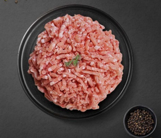 돼지고기 다짐육(간 돼지고기)은 활용도가 매우 높아서 다양한 요리에 쓰일 수 있어요